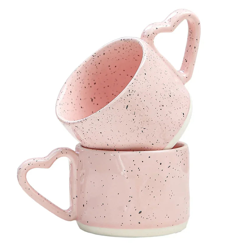 Caneca Rosa com Padrão de Respingos e Alças de Coração