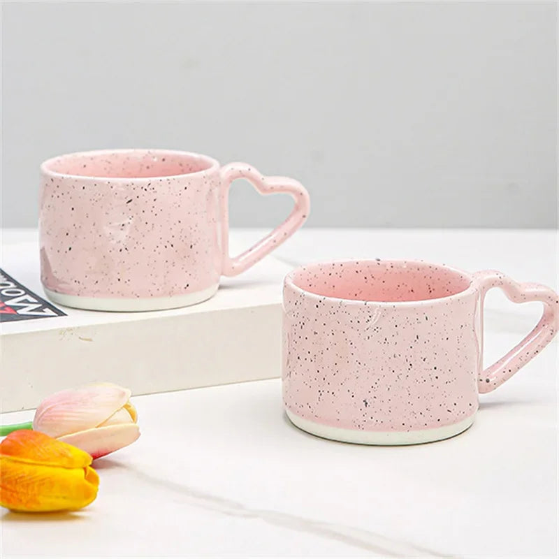 Caneca Rosa com Padrão de Respingos e Alças de Coração